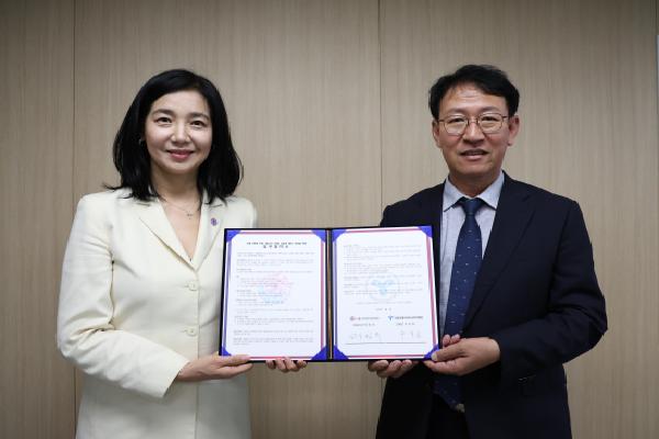 서울시여성가족재단이 서울특별시 서부교육지원청과 아동·청소년을 대상으로 디지털 성범죄를 예방하기 위한 업무협약(MOU)을 체결했습니다!