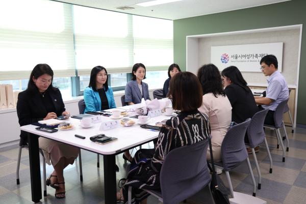 서울시여성가족재단, 한국여성사회복지사회·한국여성건설인협회와 업무협약 체결

 - 서울시여성가족재단 사회복지·건설 분야와 나란히 손잡고 양성평등과 일·생활 균형 문화 확산 나서 

 - 한국여성사회복지사회와 양성평등 교육 및 ESG 가치 확산을 위한 협력 도모

 - 한국여성건설인협회와 중소기업 워라밸 포인트제 확대 추진

 - 민관 협력 네트워크 확장으로 서울시 양성평등 정책 실행력 높여