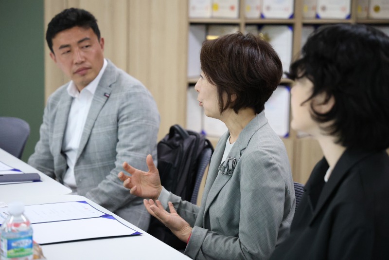 영유아 통합발달을 위한 놀이프로그램 기부물품 전달식 참가자분의 발언하는 모습
