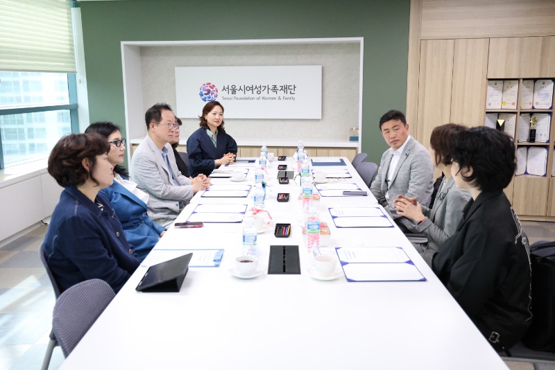 영유아 통합발달을 위한 놀이프로그램 기부물품 전달식 참가자분의 발언을 경청하는 현장 모습