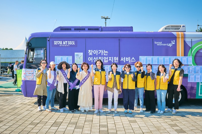 현장 도착 후 버스 앞에서 단체 기념 촬영 모습